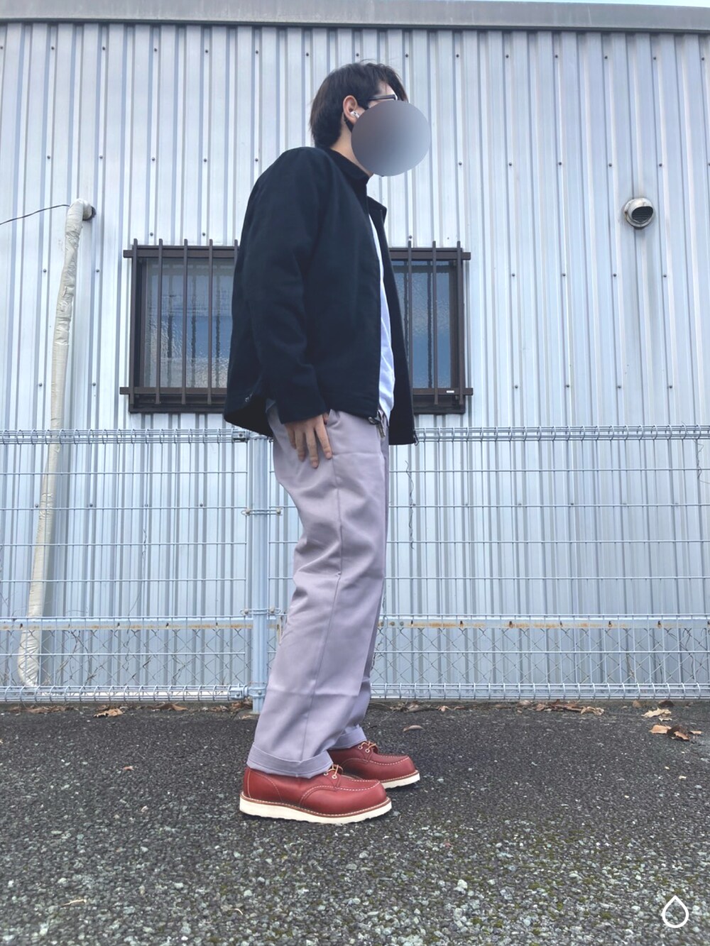 グレー系のチノパンツ、レッド系のブーツ、ブラック系のその他アウターを着用したメンズの秋コーディネートの2枚目の写真