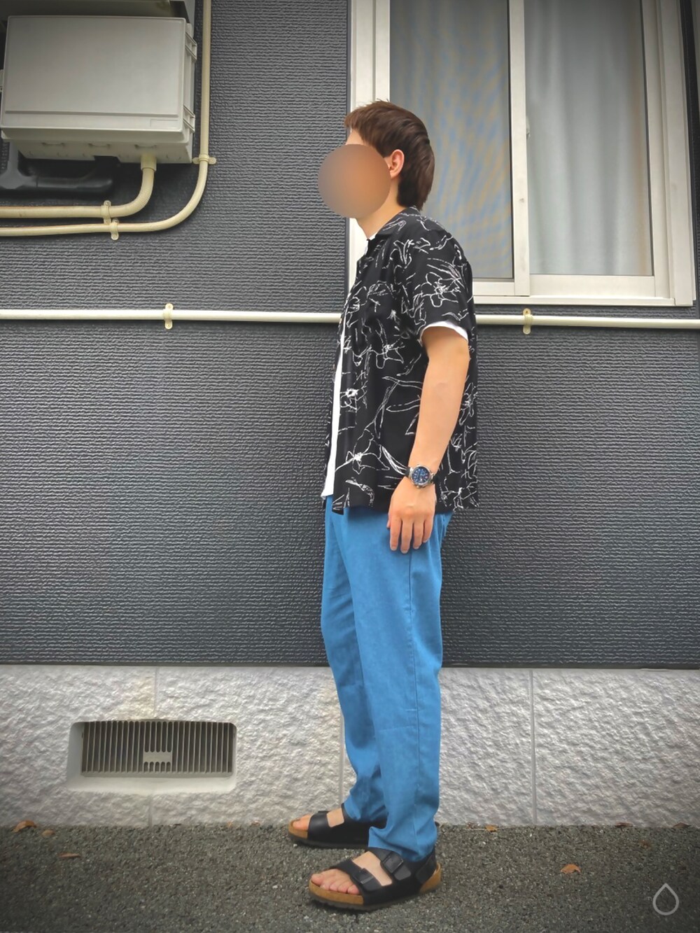 ホワイト系のTシャツ/カットソー、ブラック系のショルダーバッグ、ブラウン系のサンダルを着用したメンズの夏コーディネートの3枚目の写真