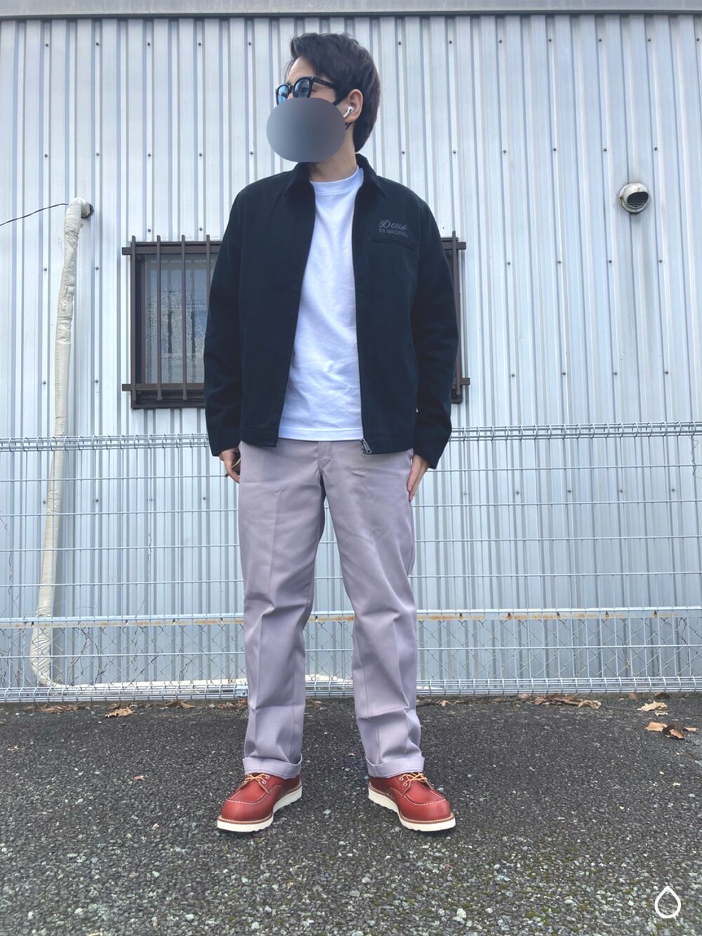 グレー系のチノパンツ、レッド系のブーツ、ブラック系のその他アウターを着用したメンズの秋コーディネートの3枚目の写真