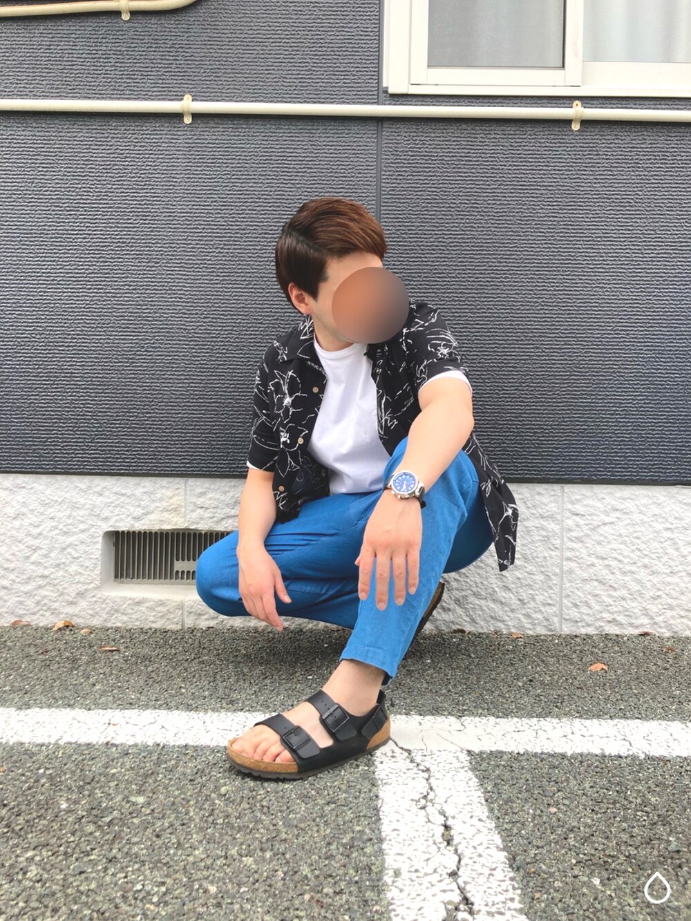 ホワイト系のTシャツ/カットソー、ブラック系のショルダーバッグ、ブラウン系のサンダルを着用したメンズの夏コーディネートの4枚目の写真