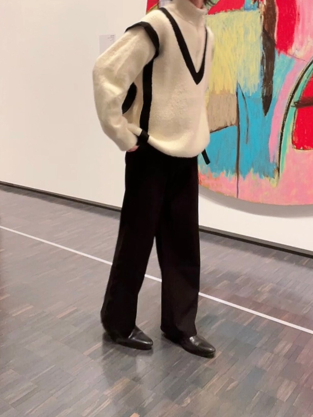 ホワイト系のニット/セーター、ブラック系のブーツ、ホワイト系のその他を着用したメンズの冬コーディネートの2枚目の写真