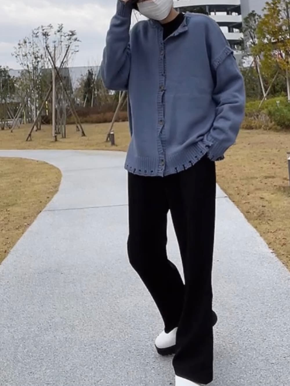 ブルー系のカーディガン/ボレロ、ホワイト系のブーツ、ホワイト系のその他を着用したメンズの秋コーディネートの2枚目の写真