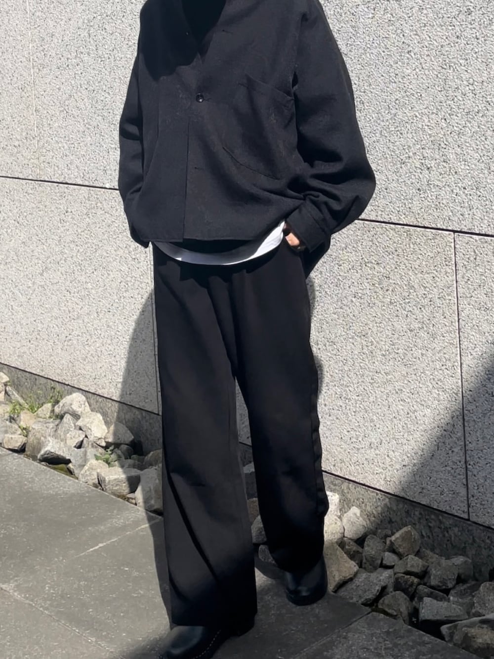 ブラック系のサンダル、ホワイト系のその他を着用したメンズの春コーディネートの2枚目の写真