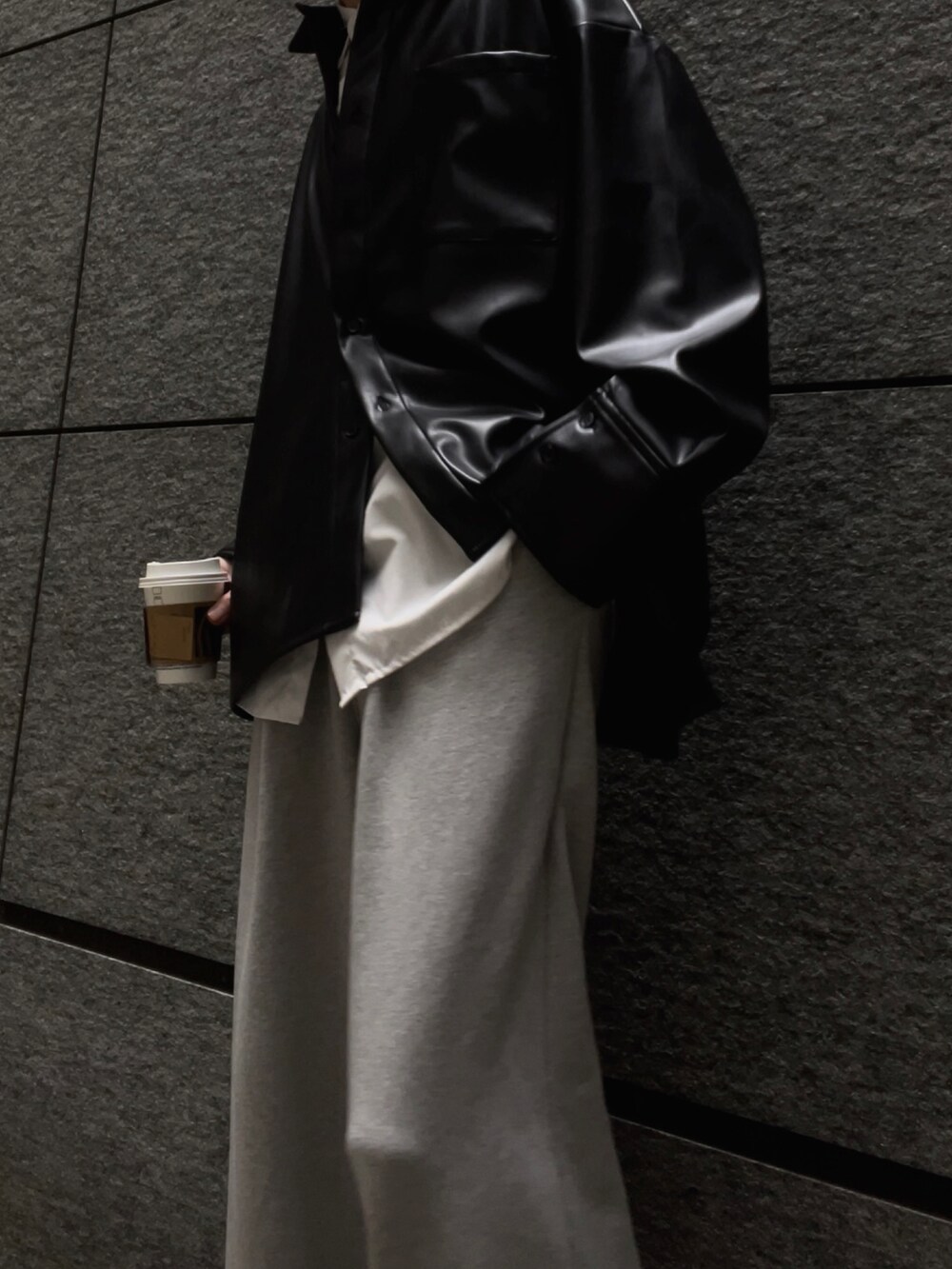 ブラック系のシャツ/ブラウス、グレー系のスウェットパンツ、ホワイト系のその他を着用したメンズの春コーディネートの4枚目の写真