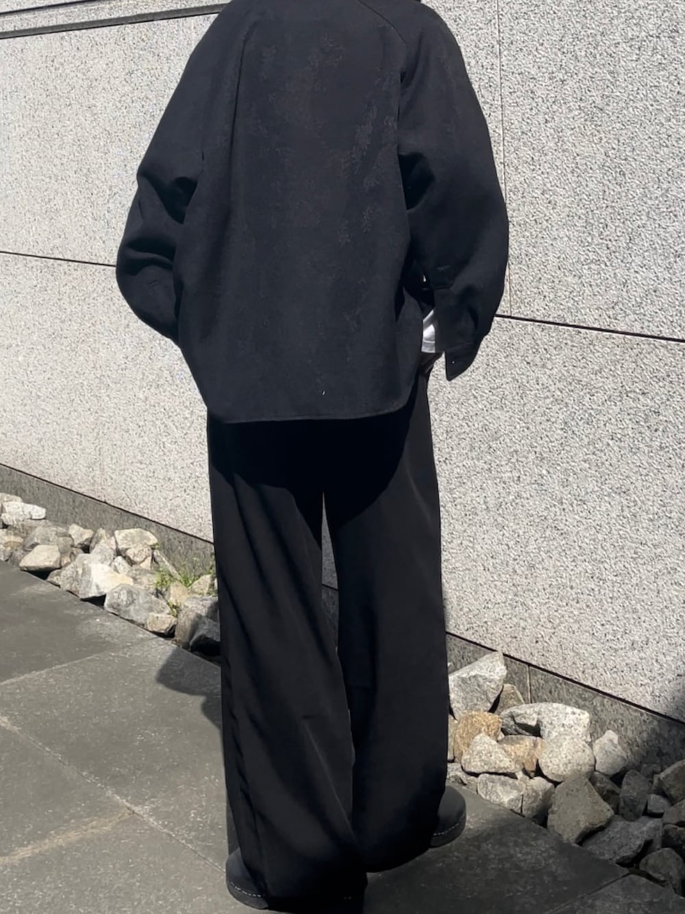 ブラック系のサンダル、ホワイト系のその他を着用したメンズの春コーディネートの3枚目の写真