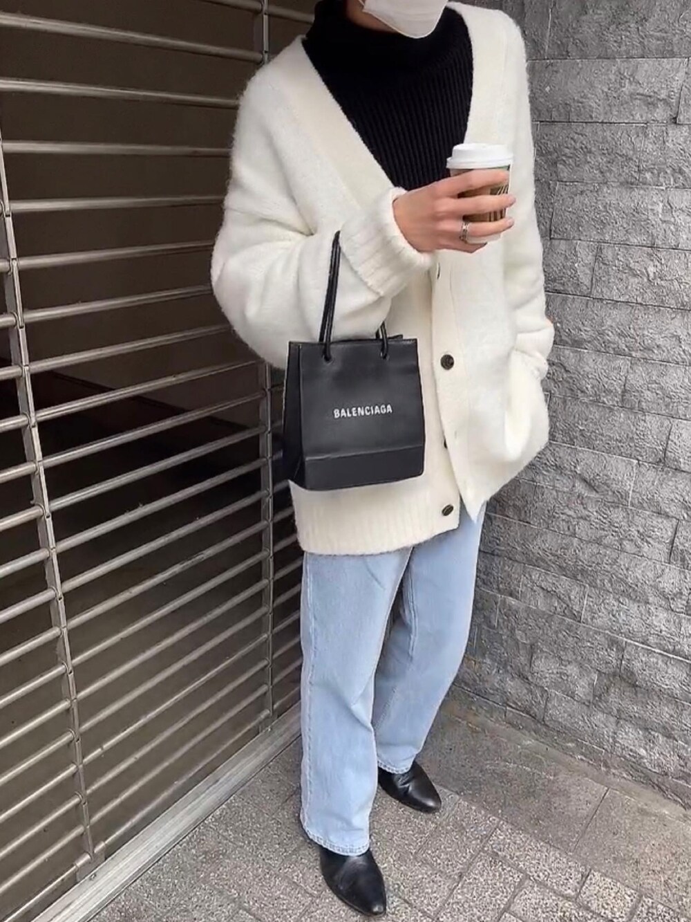 ホワイト系のカーディガン/ボレロ、ブラック系のブーツ、ブラック系のハットを着用したメンズの冬コーディネートの2枚目の写真