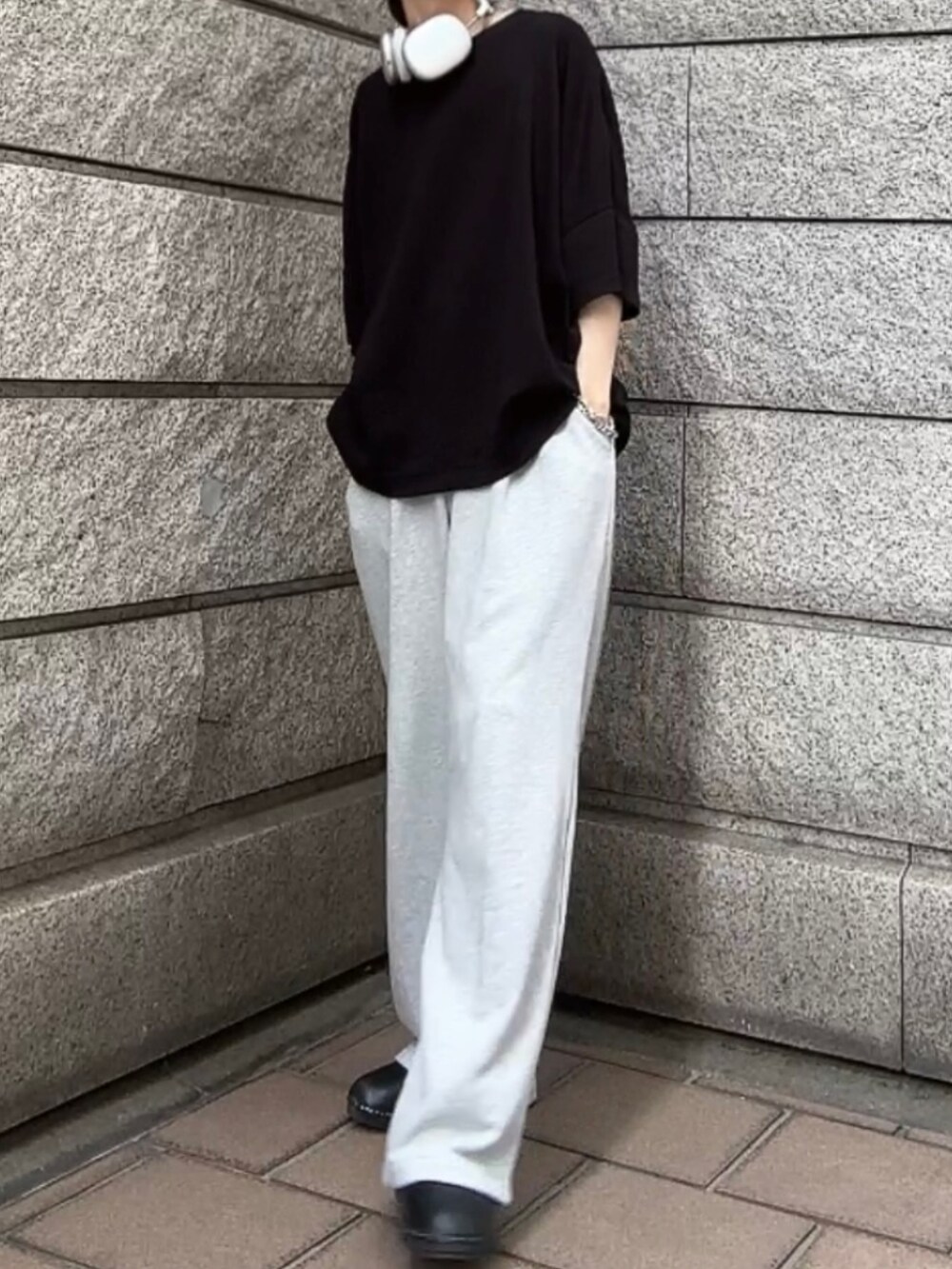 ブラック系のTシャツ/カットソー、グレー系のスウェットパンツ、ブラック系のサンダルを着用したメンズの夏コーディネートの2枚目の写真