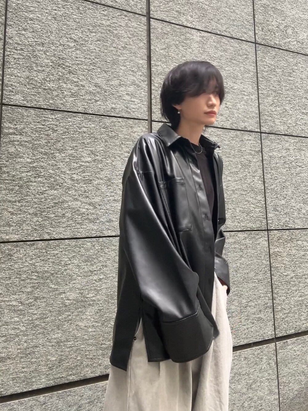 ブラック系のシャツ/ブラウス、グレー系のデニムパンツ、ブラック系のブーツを着用したメンズの春コーディネートの3枚目の写真