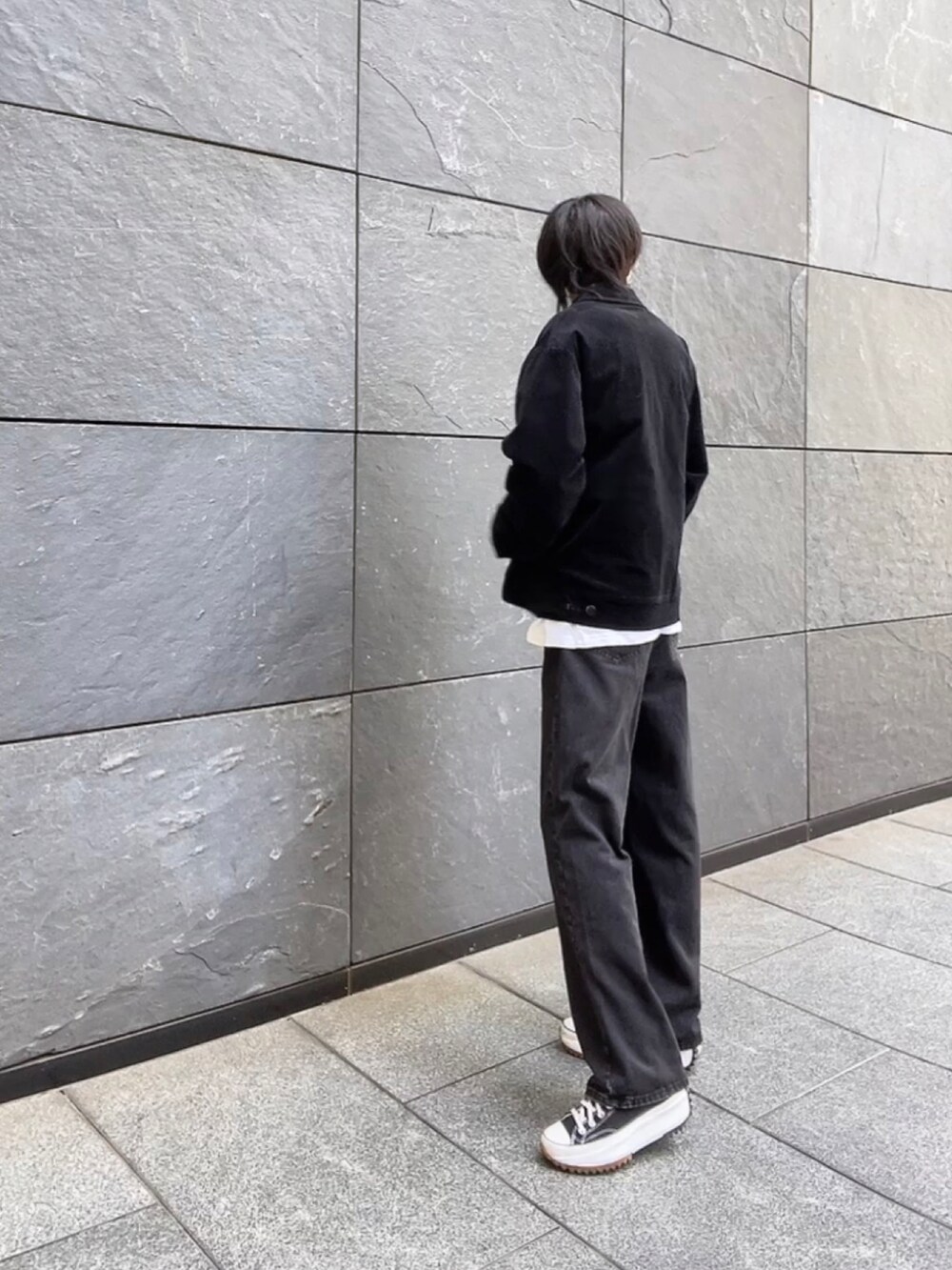 ホワイト系のスニーカー、ホワイト系のその他を着用したメンズの春コーディネートの2枚目の写真