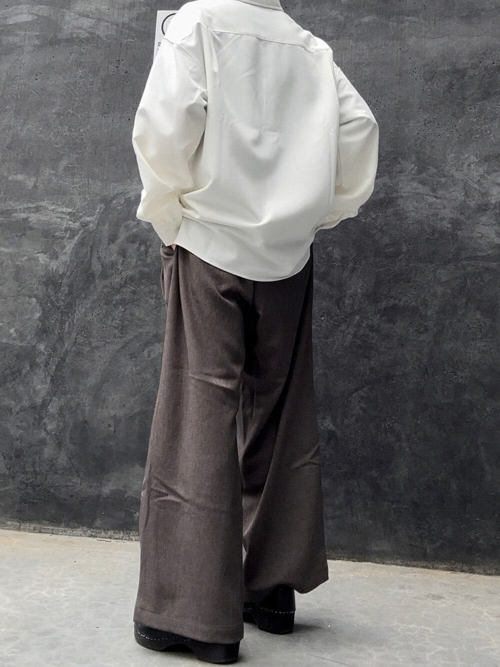 ホワイト系のシャツ/ブラウス、ベージュ系のその他パンツ、ホワイト系のその他を着用したメンズの春コーディネートの4枚目の写真