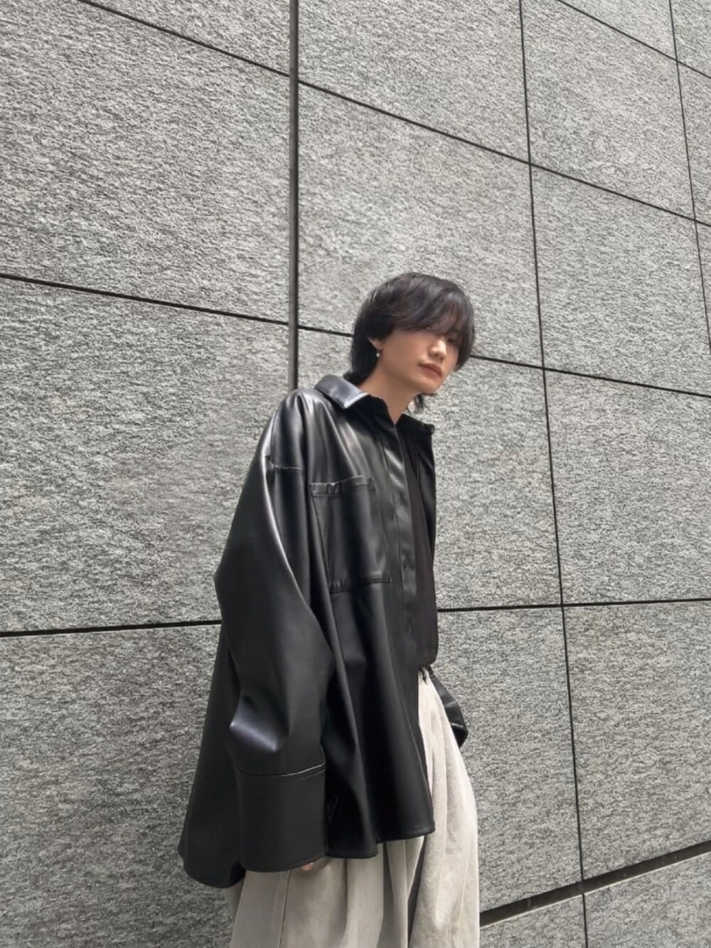 ブラック系のシャツ/ブラウス、グレー系のデニムパンツ、ブラック系のブーツを着用したメンズの春コーディネートの2枚目の写真