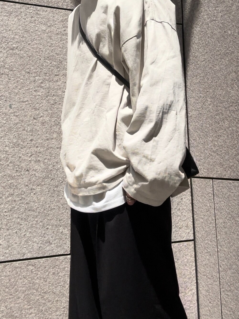 グレー系のTシャツ/カットソー、ブラック系のスラックス、ブラック系のブーツを着用したメンズの夏コーディネートの3枚目の写真