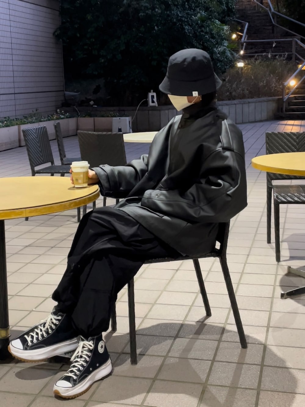 ブラック系のカーゴパンツ、ホワイト系のスニーカー、ブラック系のハットを着用したメンズの冬コーディネートの2枚目の写真