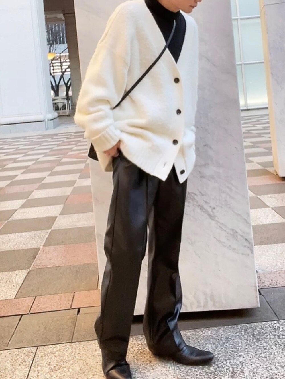 ホワイト系のカーディガン/ボレロ、ブラック系のその他パンツ、ブラック系のブーツを着用したメンズの冬コーディネートの2枚目の写真