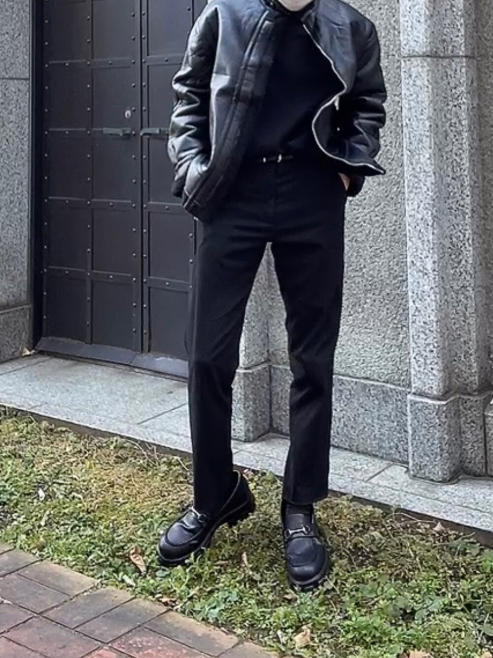 ブラック系のスラックス、ブラック系のローファー、ブラック系のその他を着用したメンズの冬コーディネートの2枚目の写真