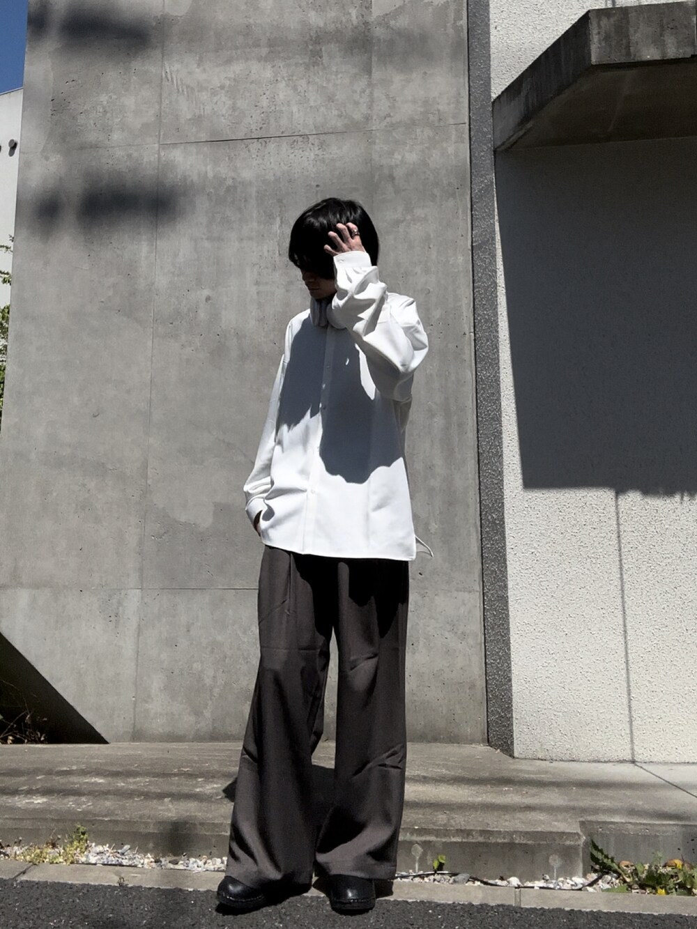 ホワイト系のシャツ/ブラウス、ベージュ系のその他パンツ、ホワイト系のその他を着用したメンズの春コーディネートの2枚目の写真