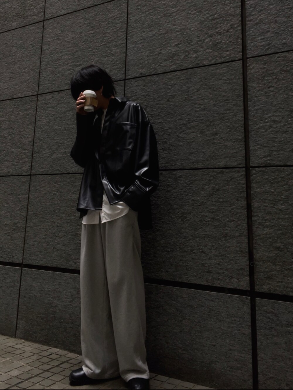 ブラック系のシャツ/ブラウス、グレー系のスウェットパンツ、ホワイト系のその他を着用したメンズの春コーディネートの2枚目の写真