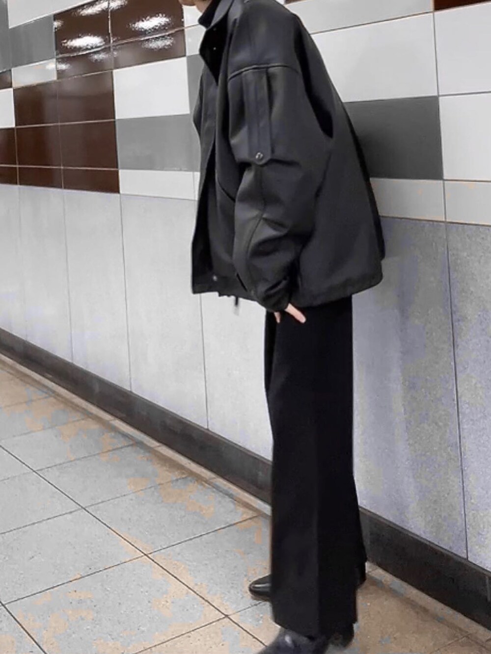 ブラック系のスラックス、ブラック系のブーツ、ブラック系のライダースジャケットを着用したメンズの秋コーディネートの2枚目の写真