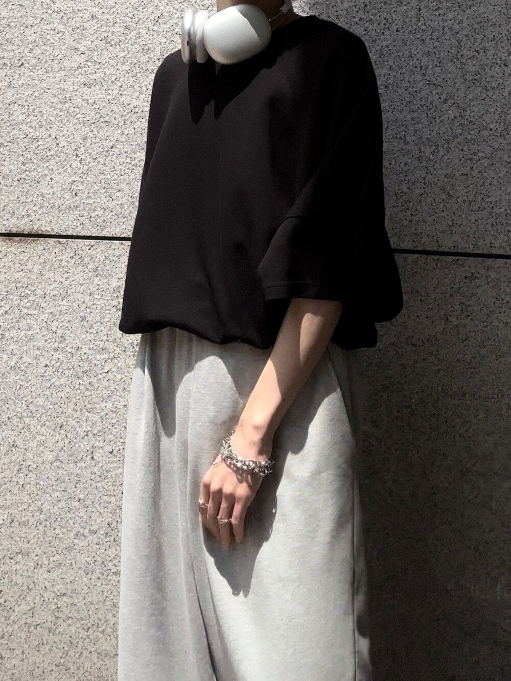 ブラック系のTシャツ/カットソー、グレー系のスウェットパンツ、ブラック系のサンダルを着用したメンズの夏コーディネートの3枚目の写真