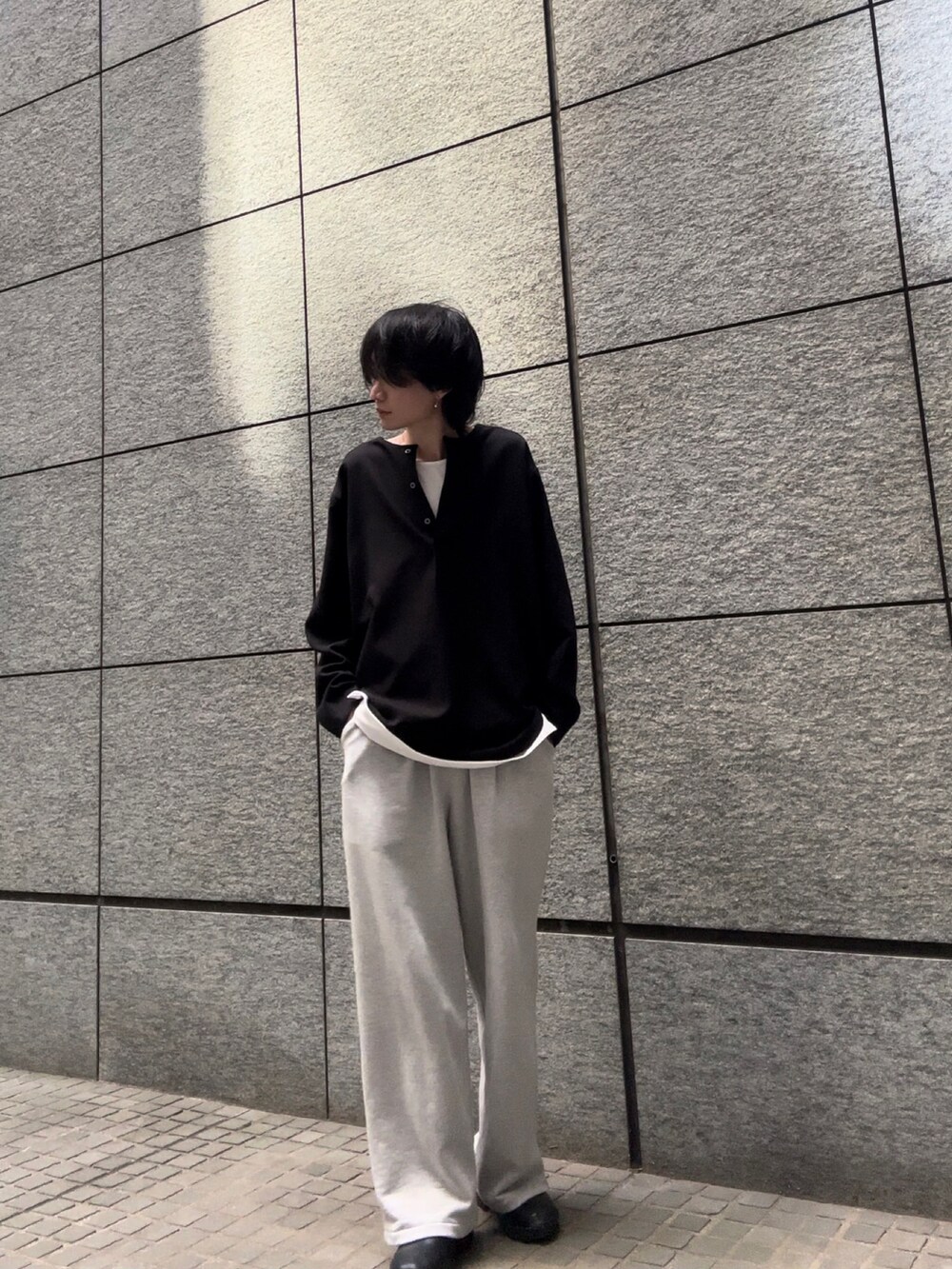 ブラック系のシャツ/ブラウス、グレー系のスウェットパンツ、ホワイト系のその他を着用したメンズの春コーディネートの2枚目の写真