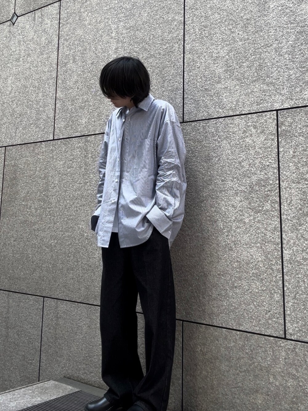 その他のシャツ/ブラウス、ブラック系のデニムパンツ、ホワイト系のその他を着用したメンズの春コーディネートの2枚目の写真