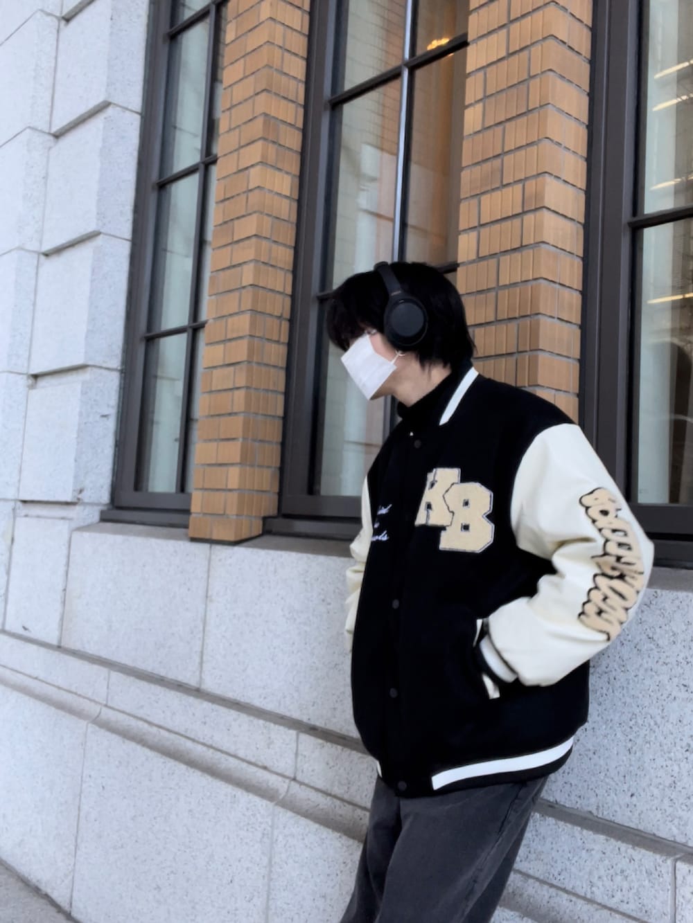 グレー系のデニムパンツ、ブラック系のローファー、ホワイト系のその他を着用したメンズの冬コーディネートの2枚目の写真