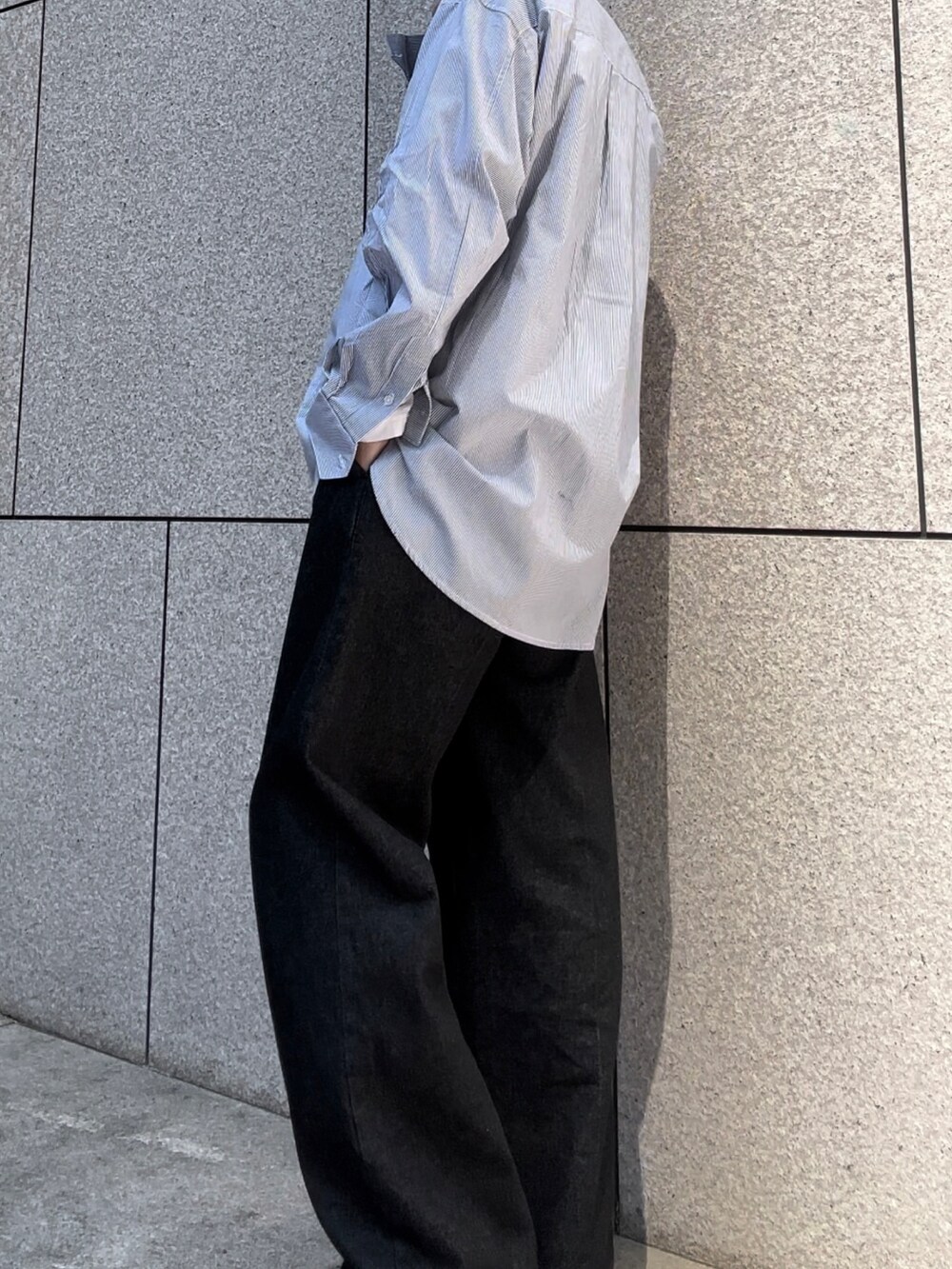 その他のシャツ/ブラウス、ブラック系のデニムパンツ、ホワイト系のその他を着用したメンズの春コーディネートの3枚目の写真