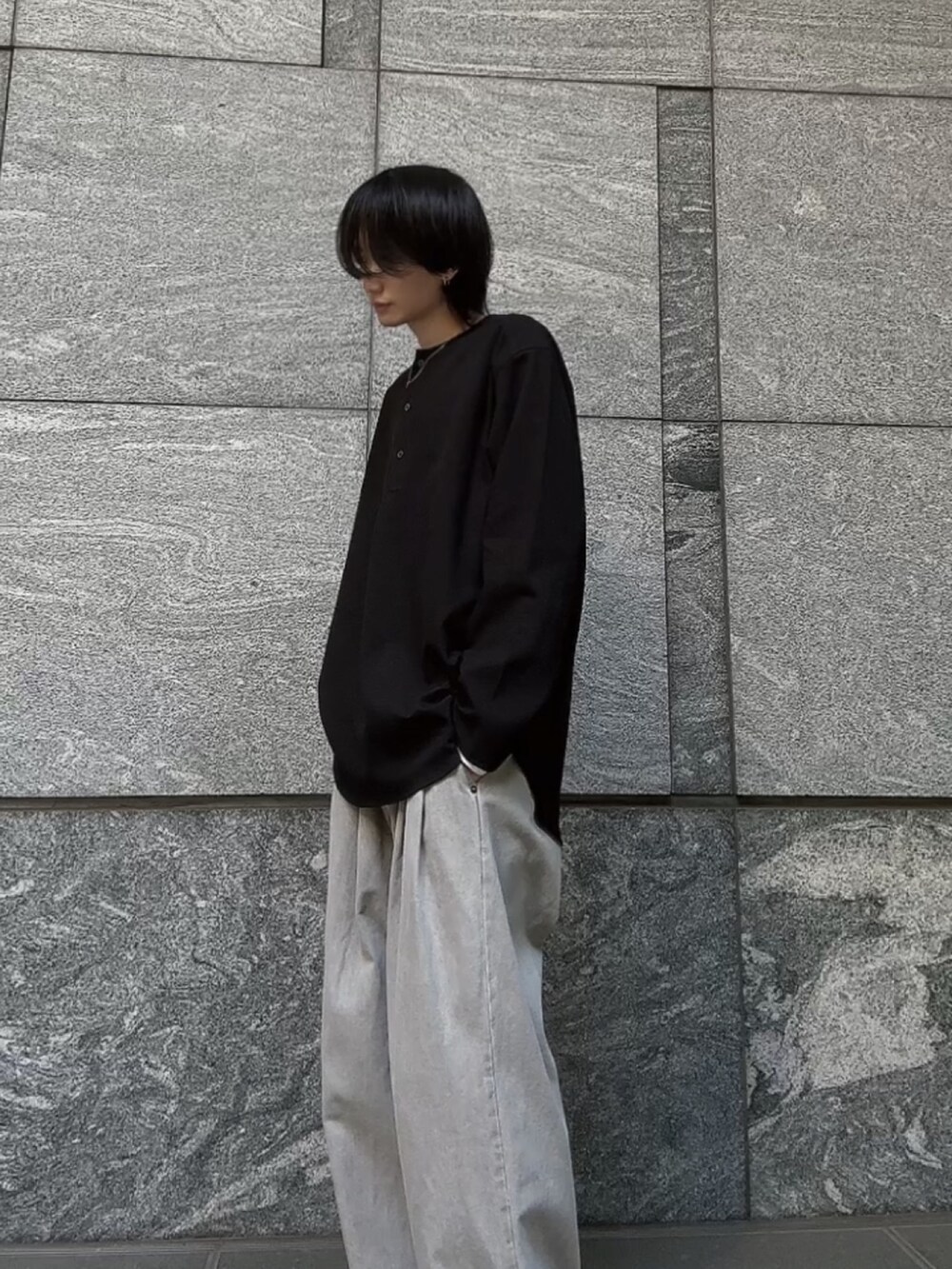 グレー系のデニムパンツ、ブラック系のシャツ/ブラウス、ホワイト系のその他を着用したメンズの春コーディネートの3枚目の写真