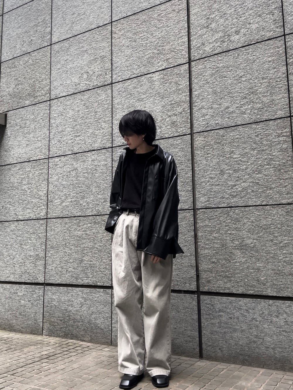 ブラック系のシャツ/ブラウス、グレー系のデニムパンツ、ブラック系のブーツを着用したメンズの春コーディネートの4枚目の写真