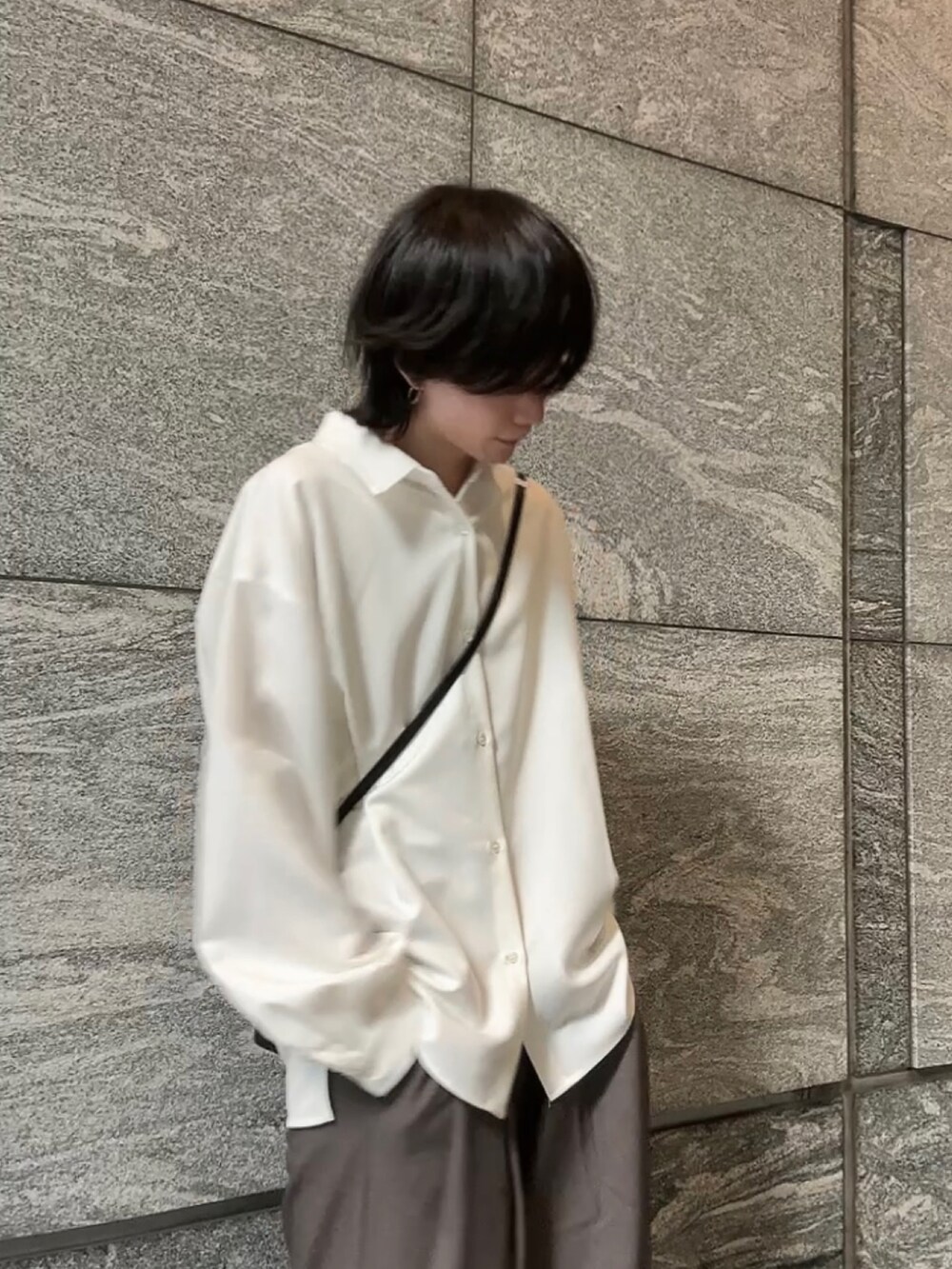 ホワイト系のシャツ/ブラウス、ベージュ系のその他パンツ、ホワイト系のその他を着用したメンズの春コーディネートの3枚目の写真