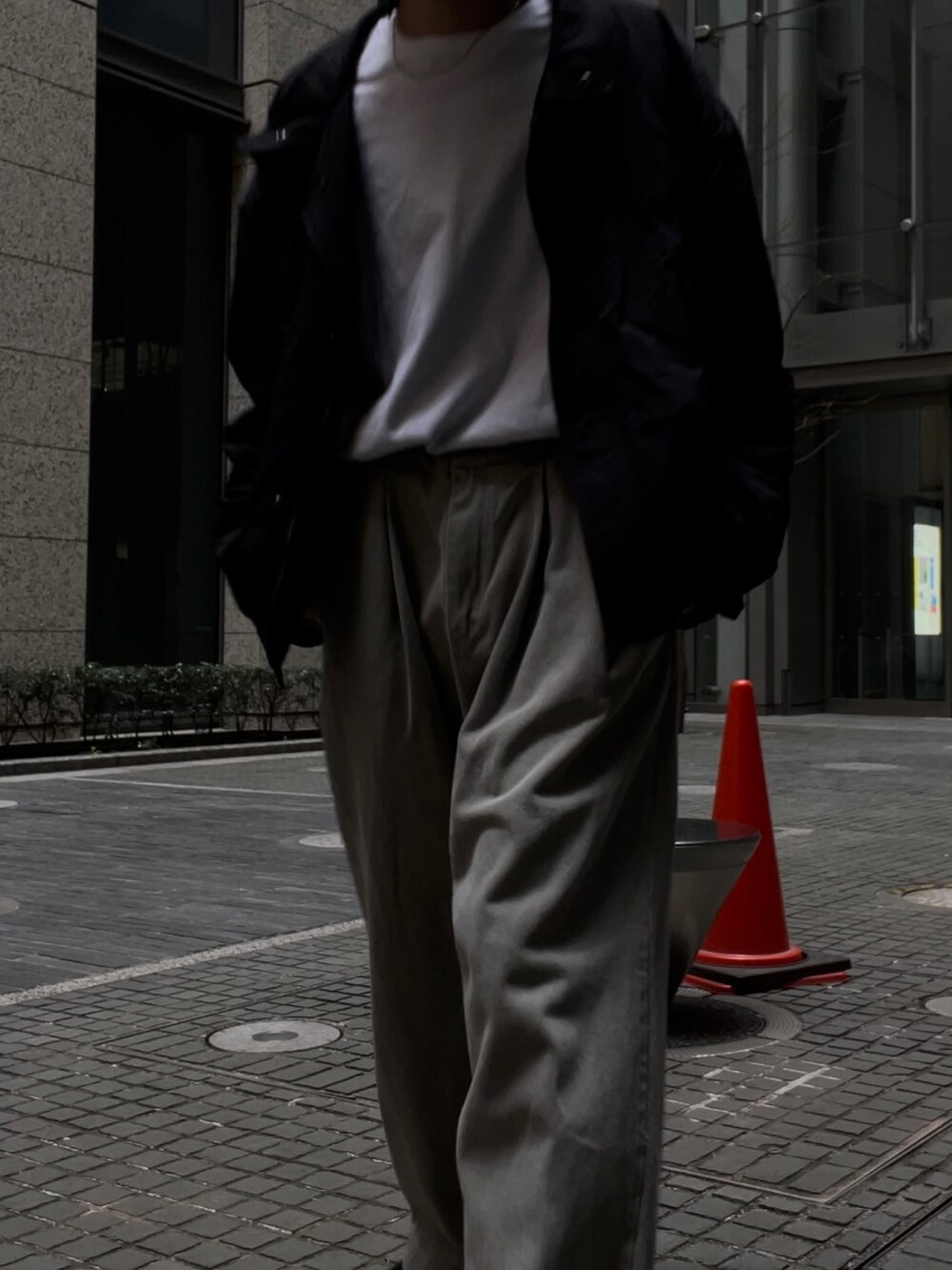 ブラック系のブルゾン、グレー系のデニムパンツ、ブラック系のサンダルを着用したメンズの春コーディネートの3枚目の写真