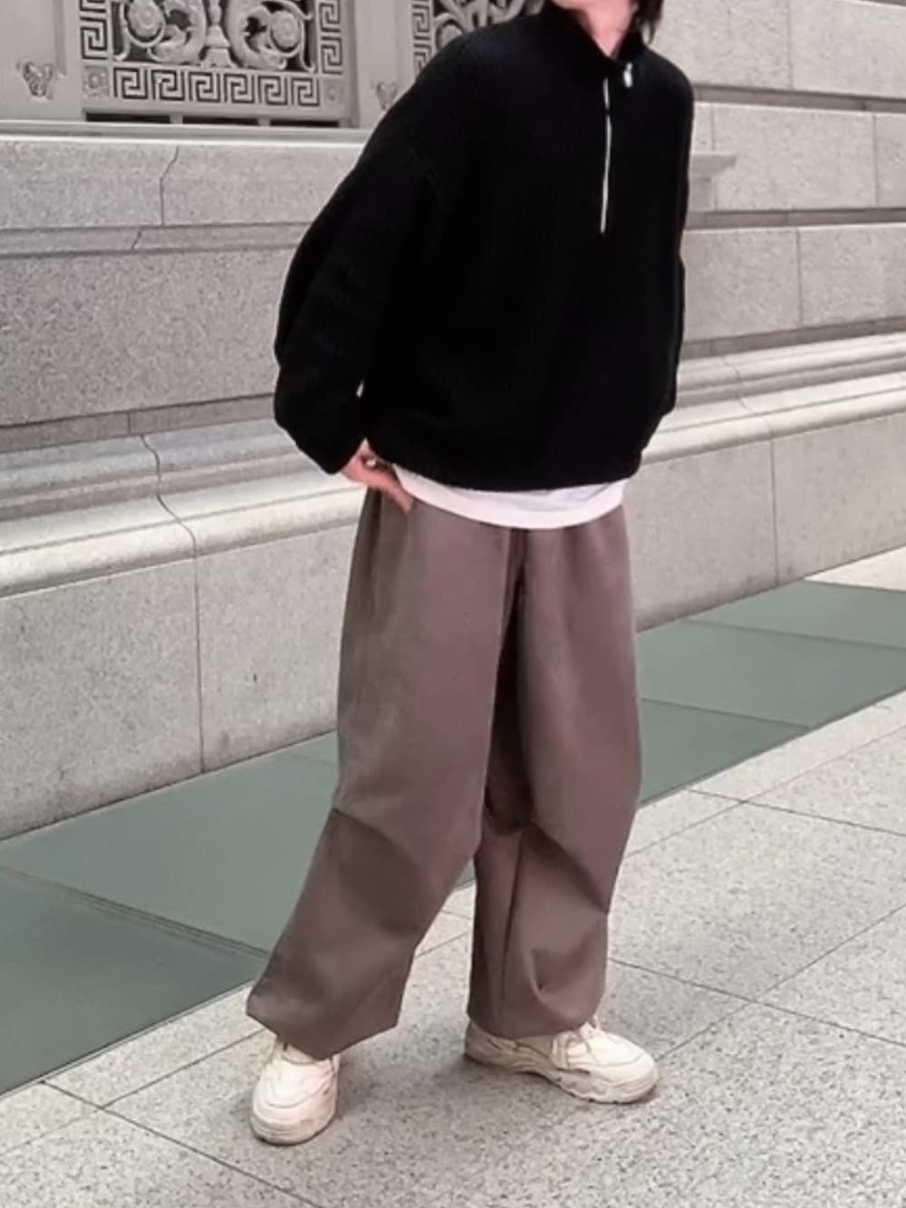 ブラック系のニット/セーター、ホワイト系のスニーカー、ホワイト系のその他を着用したメンズの冬コーディネートの2枚目の写真