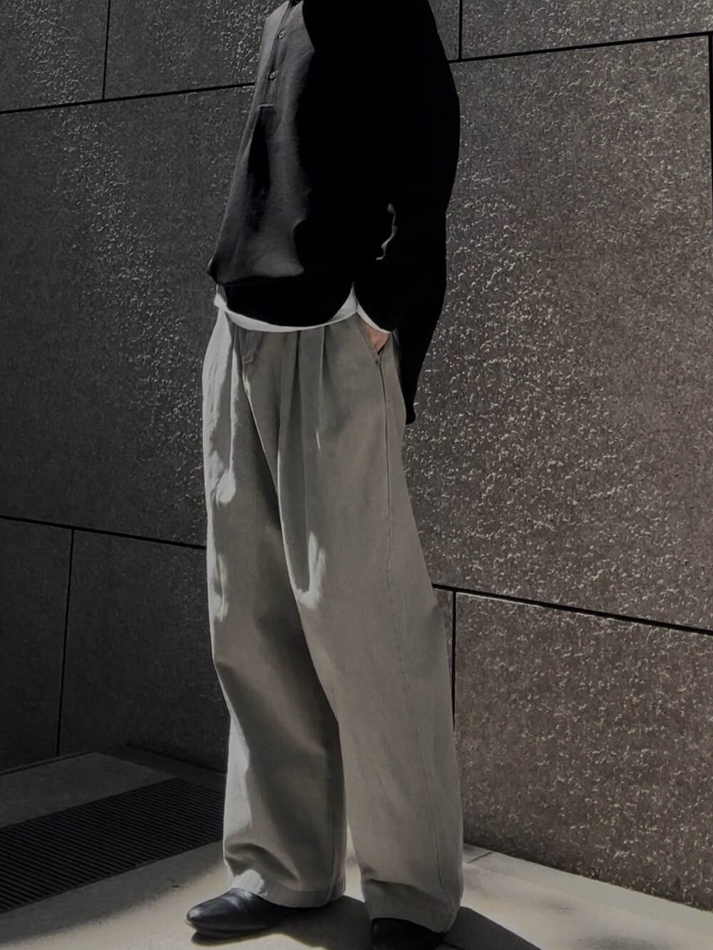 グレー系のデニムパンツ、ブラック系のシャツ/ブラウス、ホワイト系のその他を着用したメンズの春コーディネートの4枚目の写真