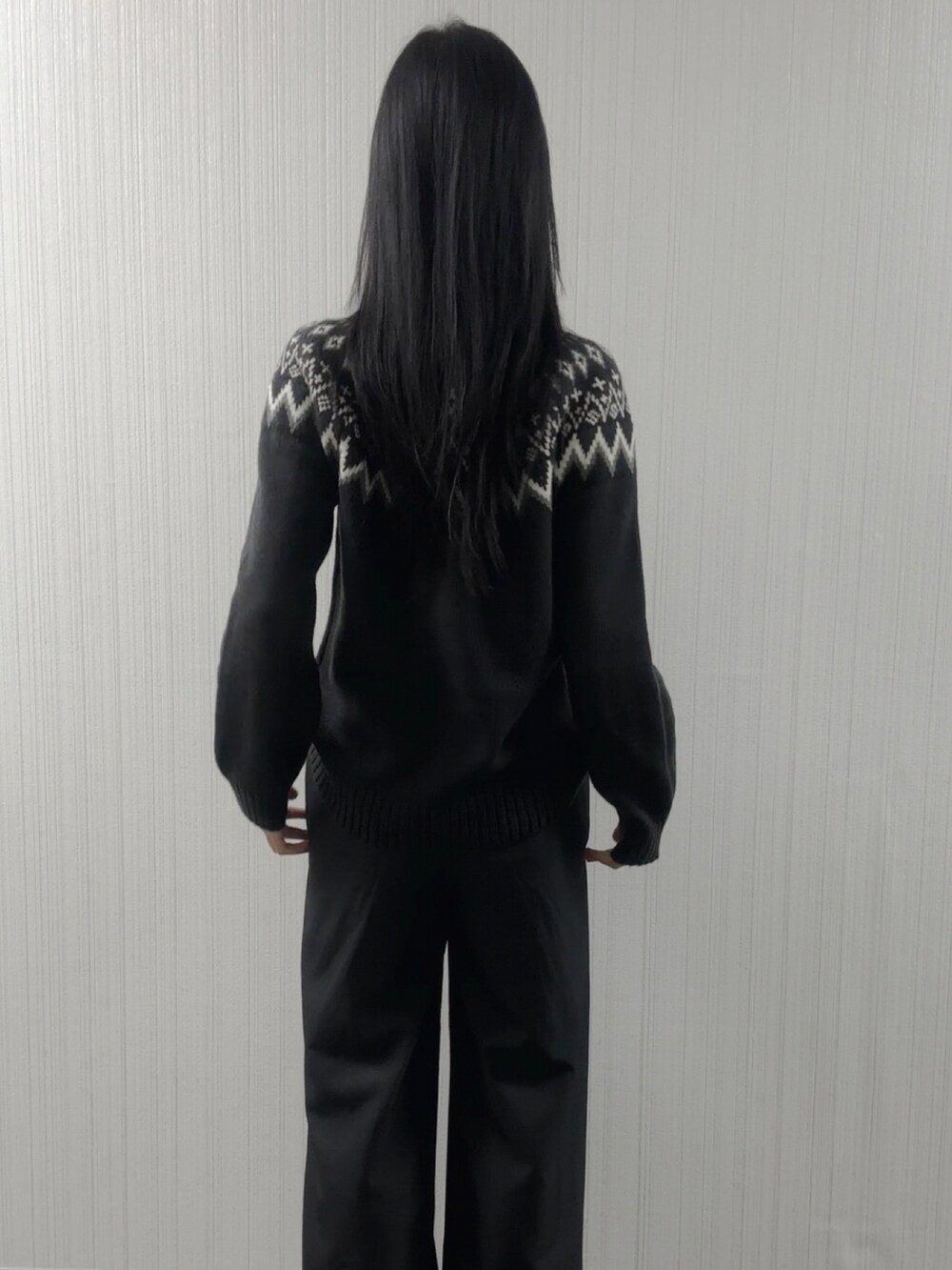 グレー系のニット/セーターを着用したレディースの秋コーディネートの3枚目の写真