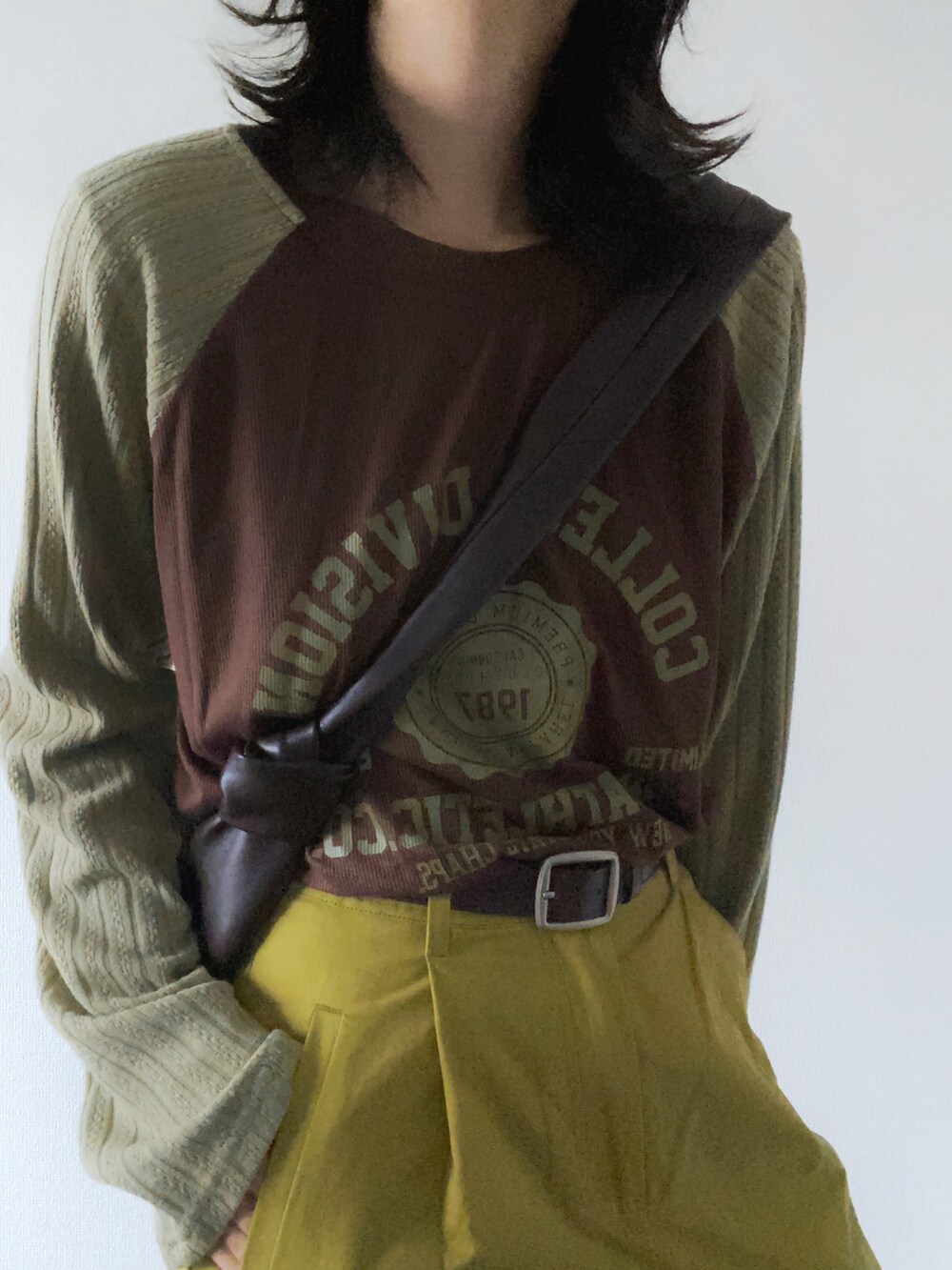 グリーン系のニット/セーターを着用したレディースの冬コーディネートの3枚目の写真