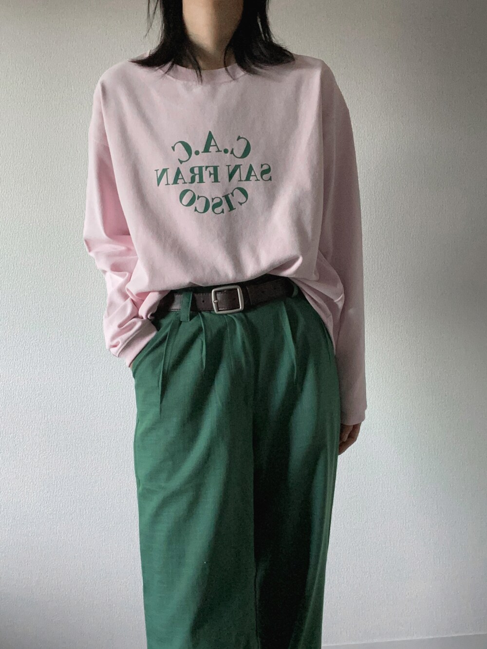 ピンク系のパーカーを着用したレディースの冬コーディネートの2枚目の写真