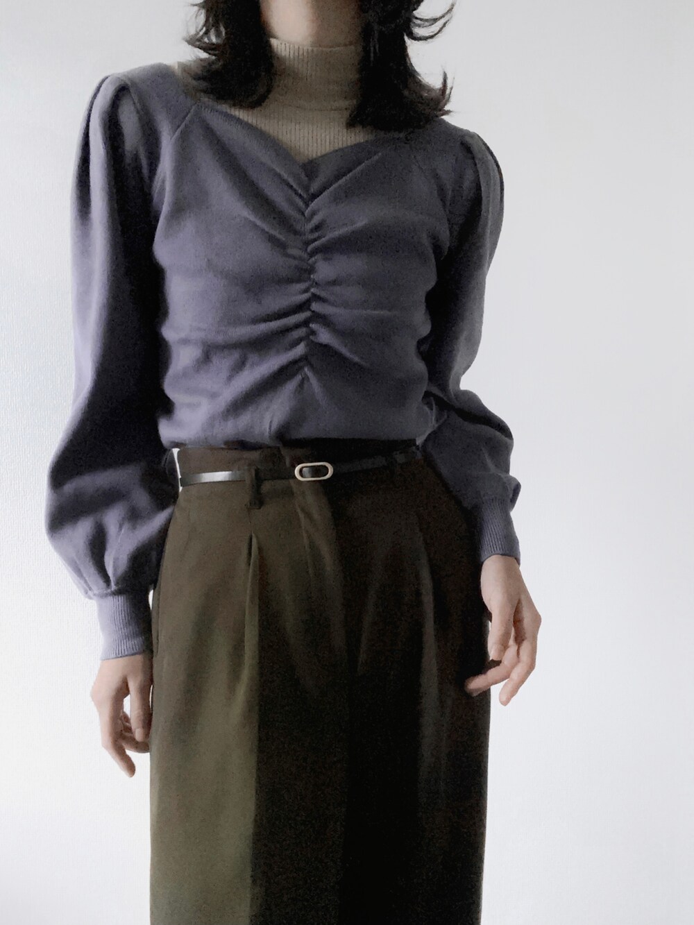 パープル系のカーディガン/ボレロ、グリーン系のスラックスを着用したレディースの冬コーディネートの3枚目の写真