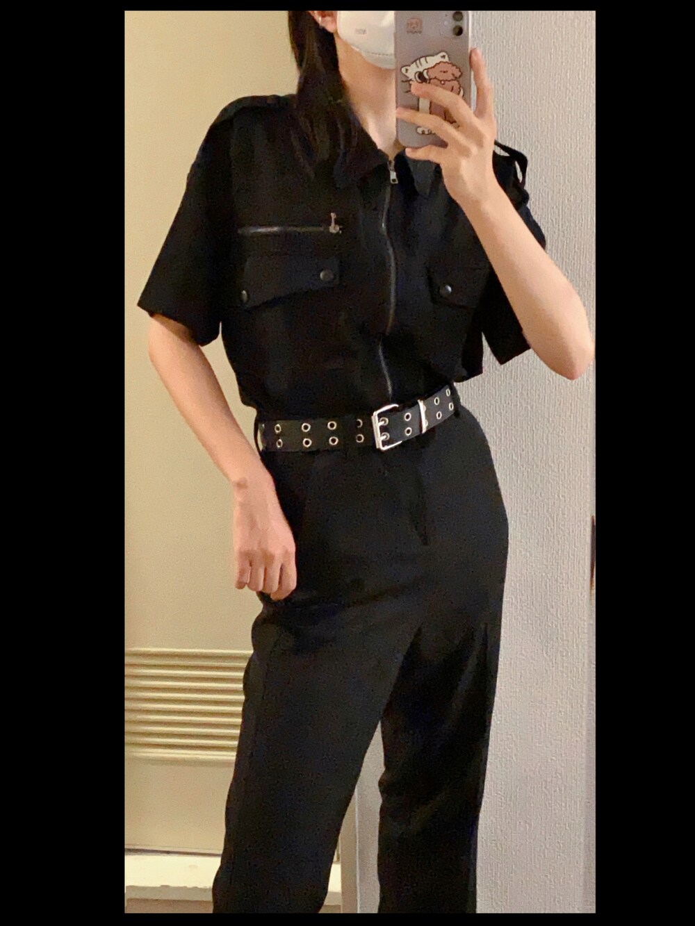 ブラック系のシャツ/ブラウスを着用したレディースの夏コーディネートの3枚目の写真