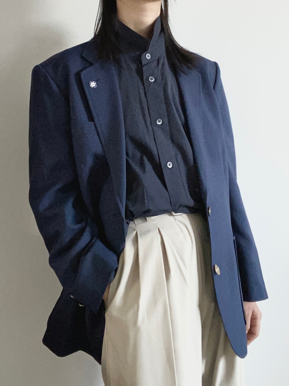 ブルー系のテーラードジャケットを着用したレディースの春コーディネートの3枚目の写真