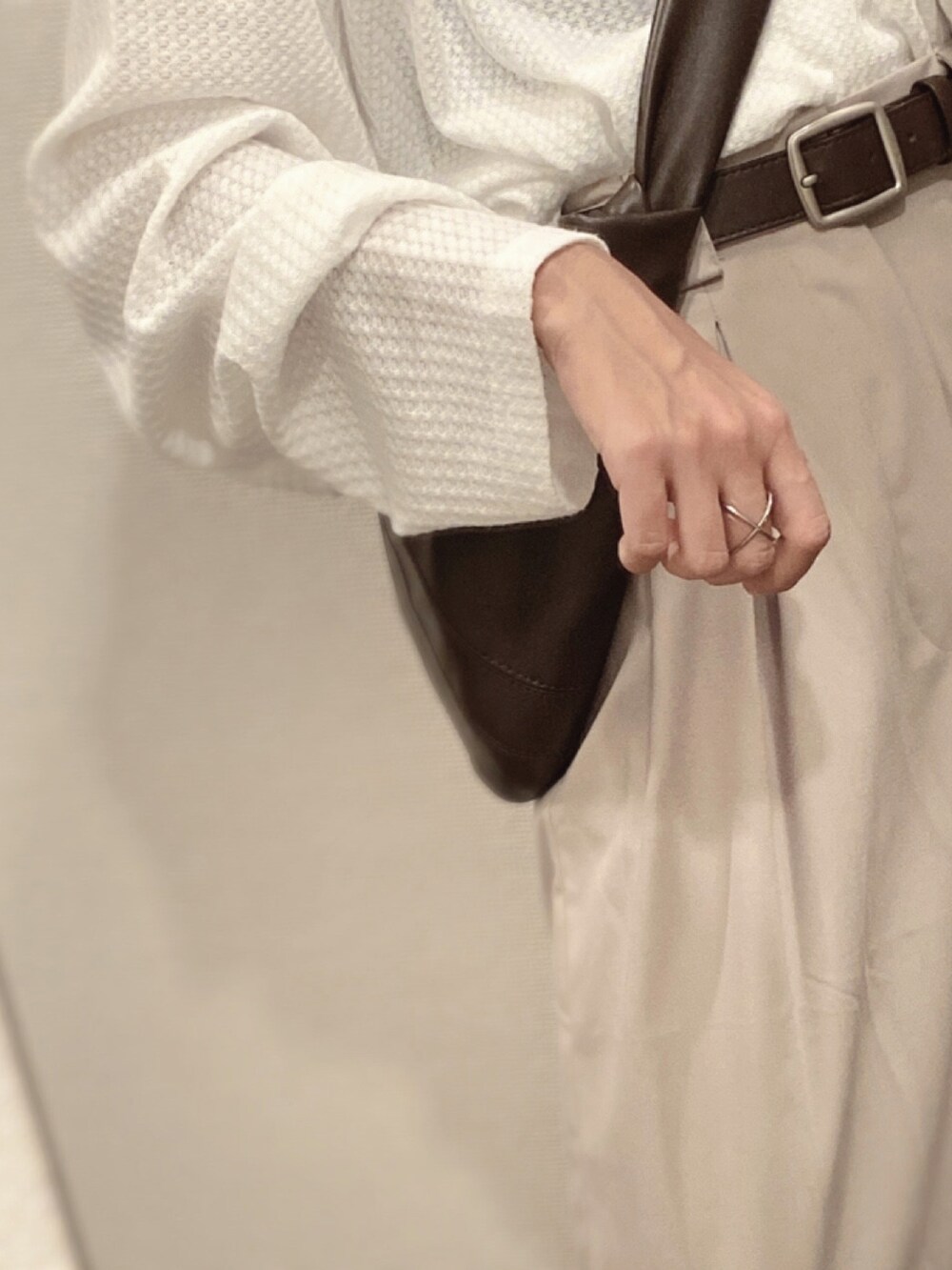 ホワイト系のTシャツ/カットソーを着用したレディースの秋コーディネートの2枚目の写真