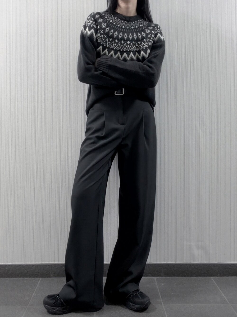 グレー系のニット/セーターを着用したレディースの秋コーディネートの2枚目の写真