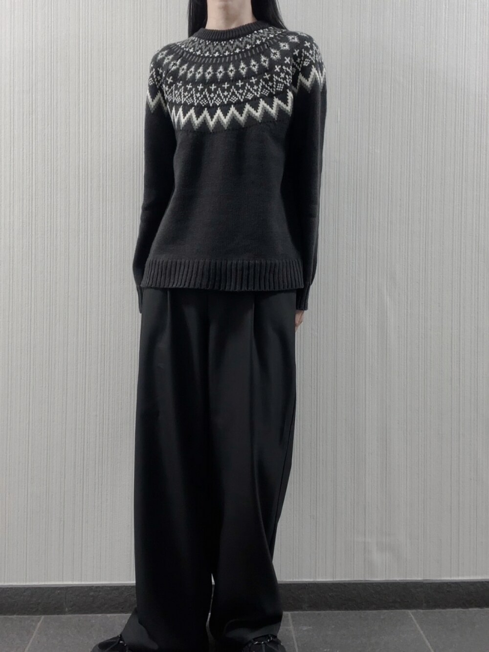 グレー系のニット/セーターを着用したレディースの秋コーディネートの4枚目の写真