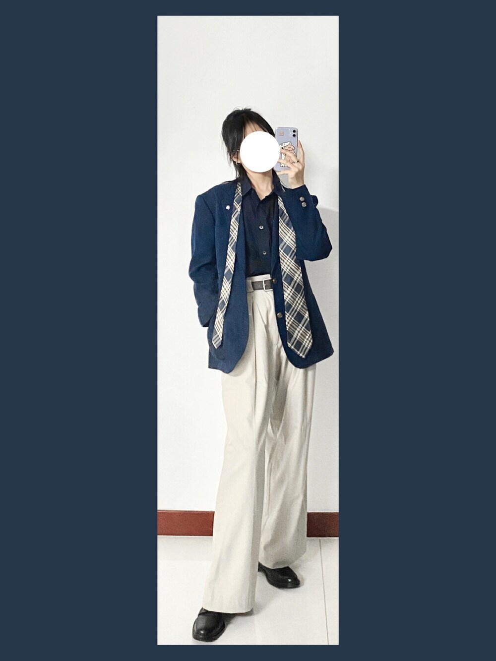 ブルー系のピーコート、ホワイト系のチノパンツを着用したレディースの冬コーディネートの3枚目の写真