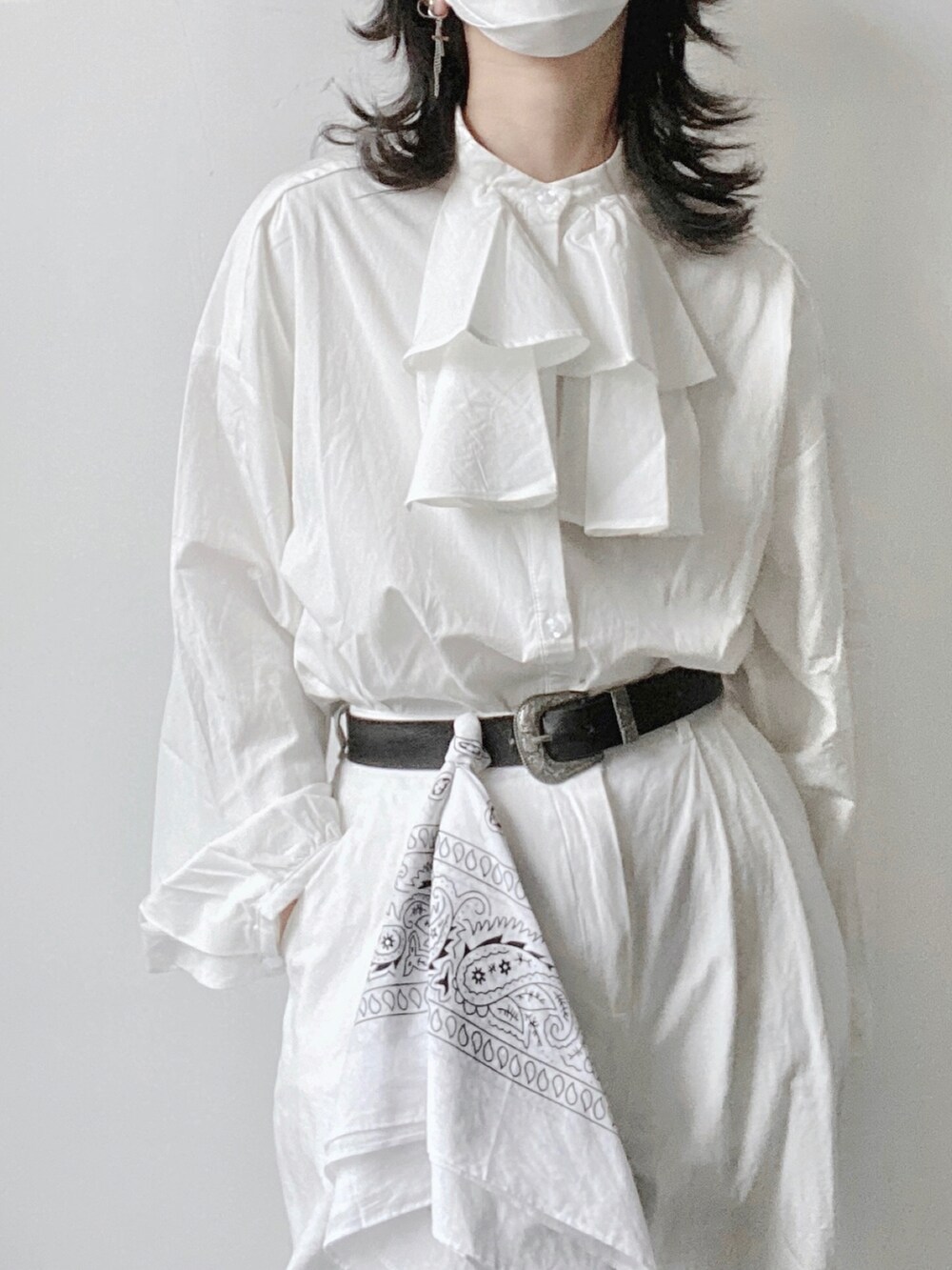 ホワイト系のシャツ/ブラウスを着用したレディースの春コーディネートの2枚目の写真