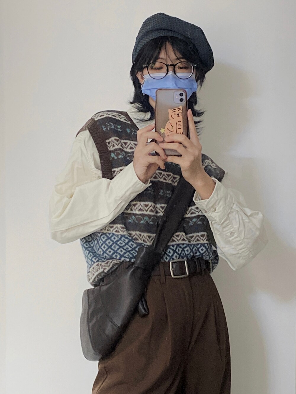 ブラウン系のタンクトップを着用したレディースの春コーディネートの2枚目の写真