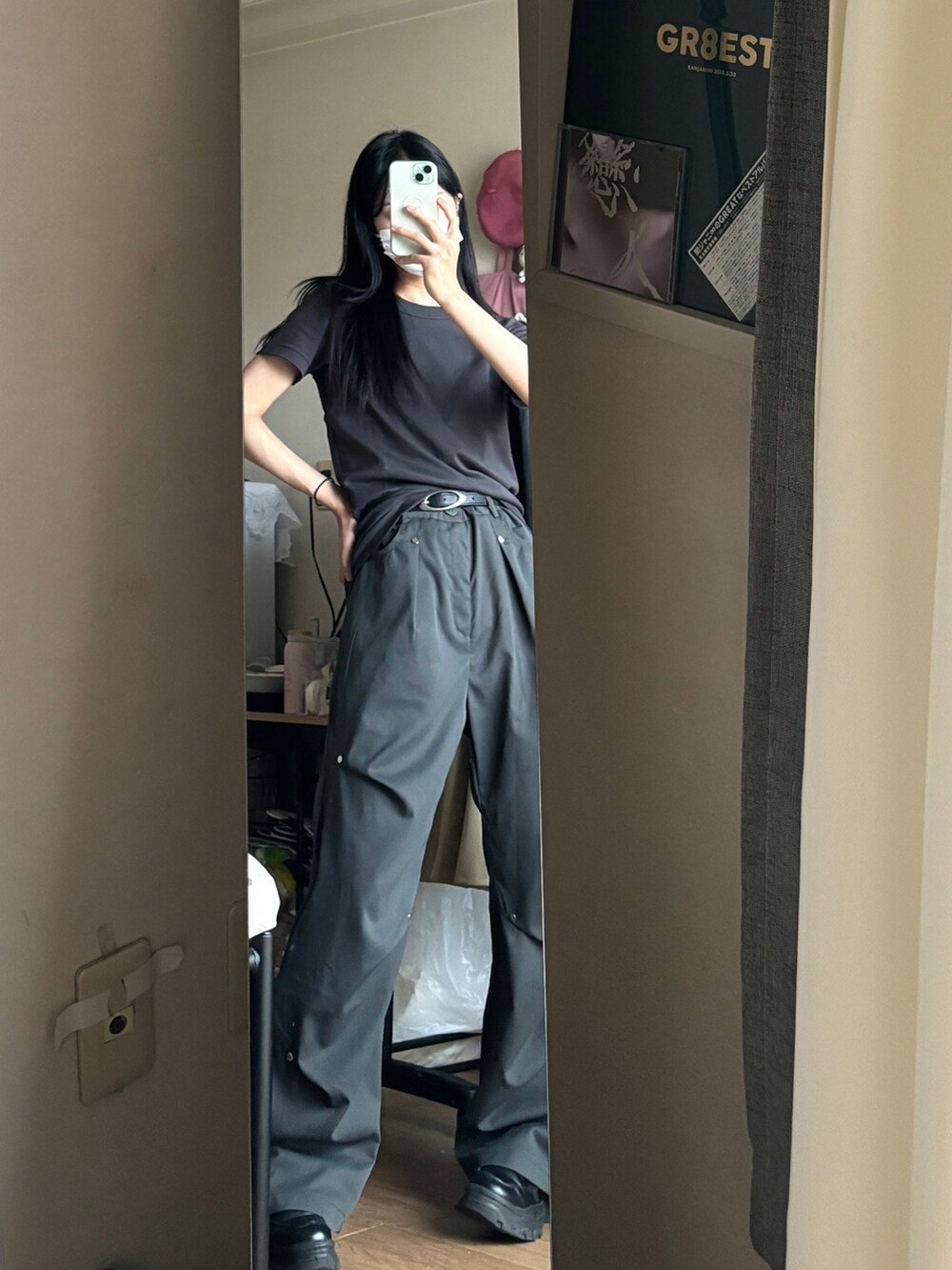 グレー系のTシャツ/カットソーを着用したレディースの夏コーディネートの3枚目の写真