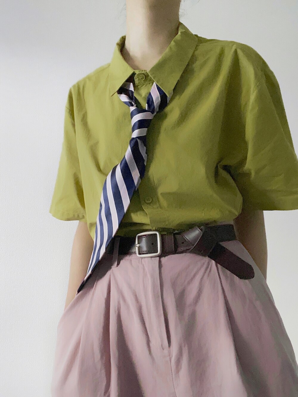 グリーン系のシャツ/ブラウスを着用したレディースの秋コーディネートの2枚目の写真