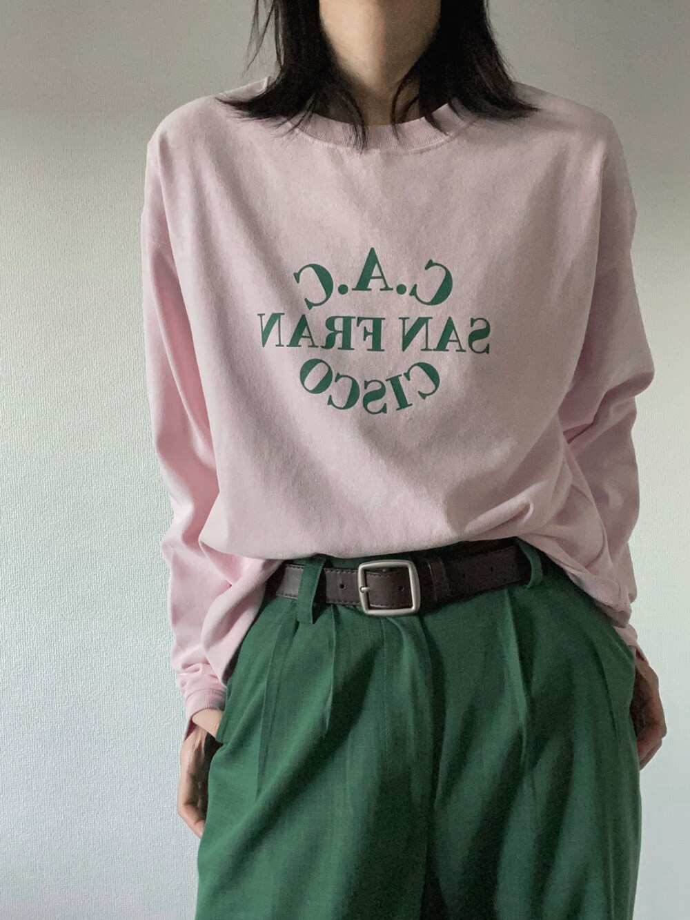 ピンク系のパーカーを着用したレディースの冬コーディネートの3枚目の写真