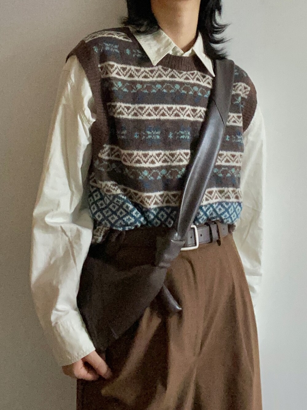 ブラウン系のタンクトップを着用したレディースの春コーディネートの3枚目の写真