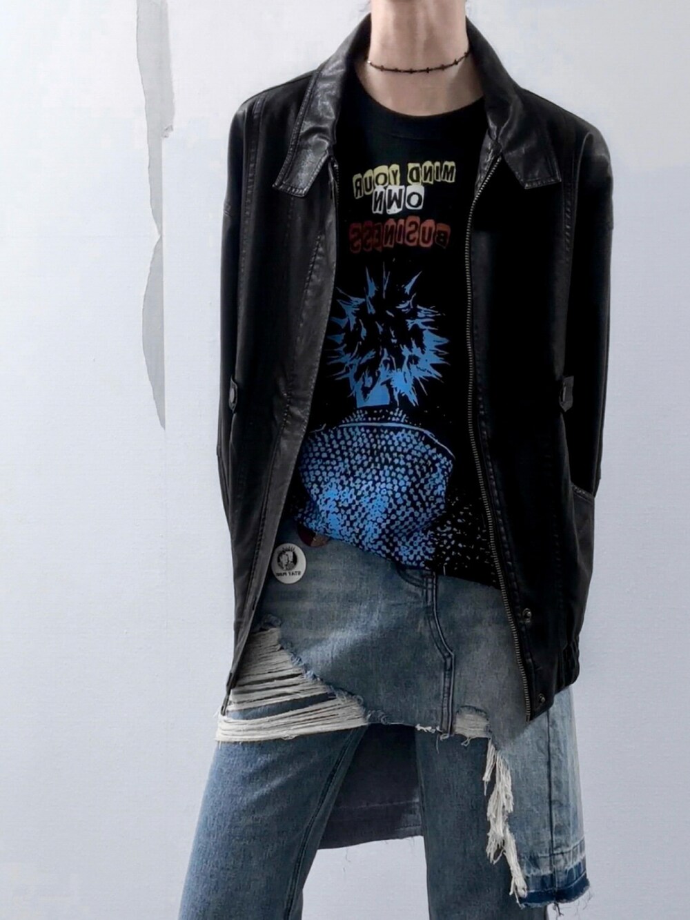 ブラック系のジャケット/アウターを着用したレディースの秋コーディネートの3枚目の写真